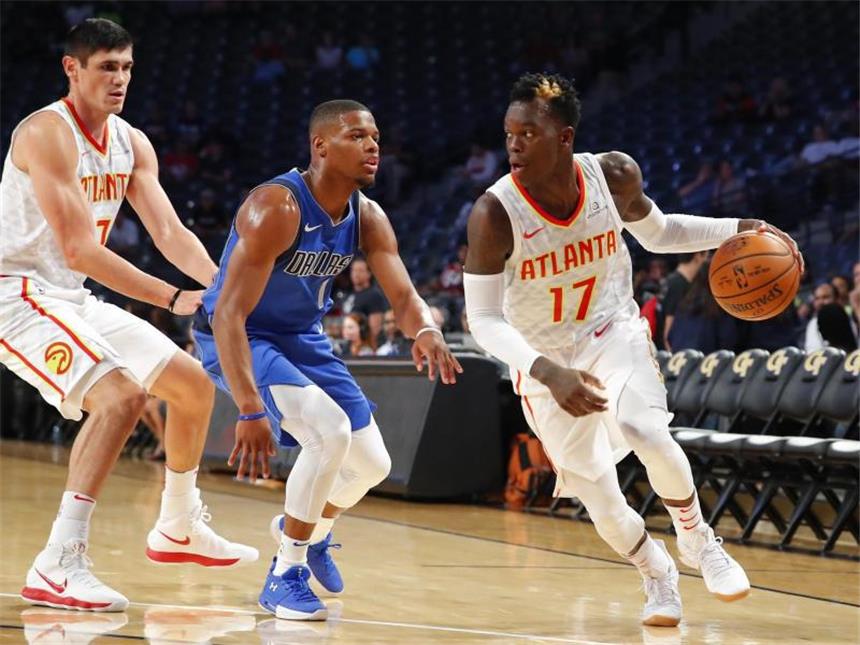 Schröder verliert mit Atlanta letztes Vorbereitungsspiel Atlanta-Profi Dennis Schröder (r) beim Duell mit Dennis Smith Jr. (M) von den Dallas Mavericks. Foto: Todd Kirkland