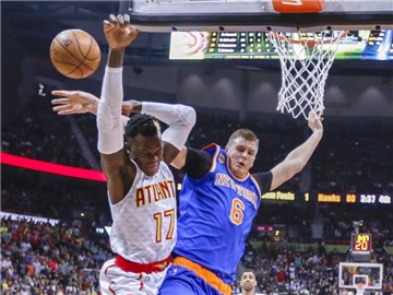 Atlantas Star Dennis Schröder (l) konnte oft nur durch Fouls gestoppt werden. Foto: Erik S. Lesser