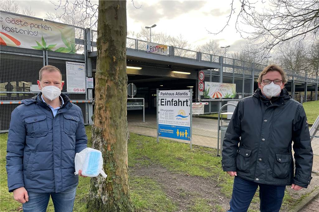 Maskenverkauf für Bedürftige gestartet - noch vier Ausgabetage (mit Video) Atlantis-Prokurist Frank Schellhaus (l.) und Geschäftsführer Karsten Meyer hatten sich gut vorbereitet, sodass alles reibungslos vonstatten ging.