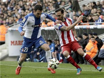 Atleticos Jesus Gamez (r) im Kampf um den Ball gegen Anaitz Arbilla von Espanyol Barcelona. Foto: Alberto Estevez