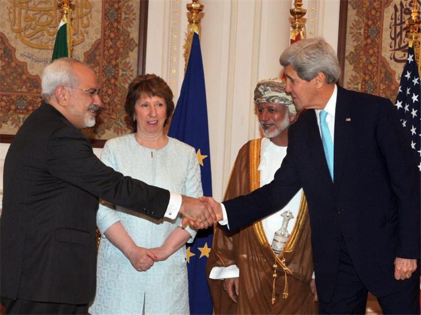 Atomgespräche in Maskat: Sie Außenminister des Iran, Mohammed Dschawad Sarif (l), der USA, John Kerry und des Oman, Yousuf bin Alawi bin Abdullah (2.v.r.) sowie die EU-Verhandlungsführerin Catherine Ashton. Foto: Hamid Al-Qasmi