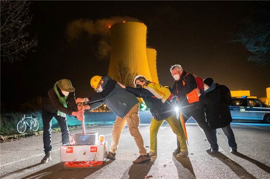 Drei Kernkraftwerke abgeschaltet: Rückt der Atomausstieg näher? Atomkraftgegner feiern mit einem nachgebauten Hebel das Abschalten des Atomkraftwerks Grohnde.