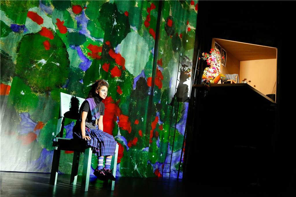 Märchen ganz modern: Diese Stücke für Kinder gibt es in den Theatern der Region Atréju (gespielt von Rahel Jankowski) und Basma Blix Balthasar (Carmen van Mulier) - das eine Kind in der fantastischen Welt, das andere auf dem Dachboden.