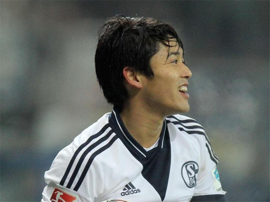 Uchida trainiert wieder mit der Mannschaft Atsuto Uchida kann wieder mit der Mannschaft trainieren.