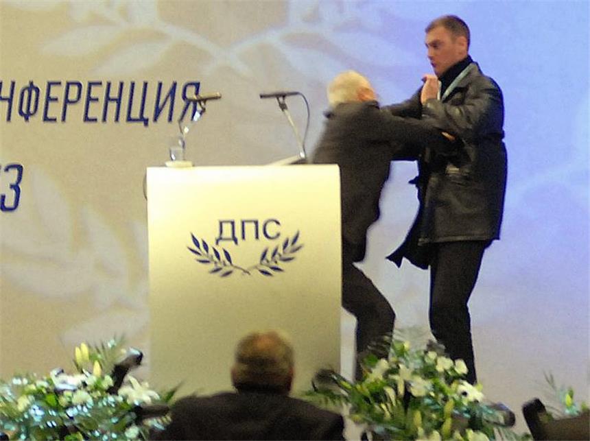 Anschlag auf Türken-Chef Dogan in Bulgarien vereitelt Attentatsversuch: Ahmed Dogan (l.), Chef der bulgarischen Partei MRF, wird beim Parteitag von einem bewaffneten Unbekannten angegriffen. Foto: Julian Savchev