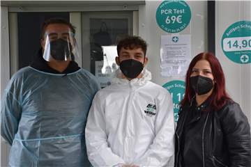 Atur Tsoy, Melih Demirhan, Corina Bromberek testen an der Station vor dem Atlantis. Die Tests haben nicht abgenommen, sondern eher zugenommen. "Das liegt denke ich an den Herbstferien", sagt Corina Bromberek.