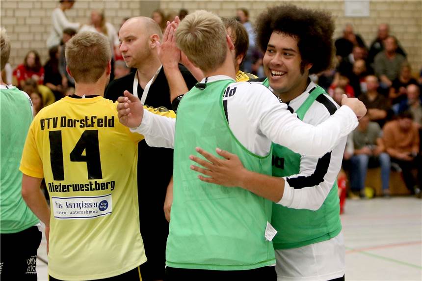 Axel-Witsel-Rufe in der Handball-Verbandsliga: Die ungewöhnliche Geschichte des Kevin Harris ATV-Keeper Kevin Harris wurde nach dem Derbysieg von allen kräftig geherzt.
