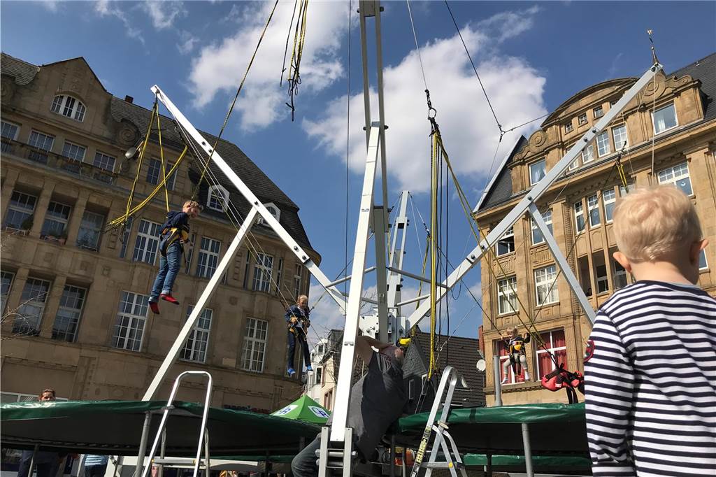 Frühlingsmarkt und verkaufsoffener Sonntag in der Altstadt Mehrere Kinder springen auf Trampolinen einer Bungeejumping-Anlage. Diese steht am Castrop-Rauxeler Reiterbrunnen.