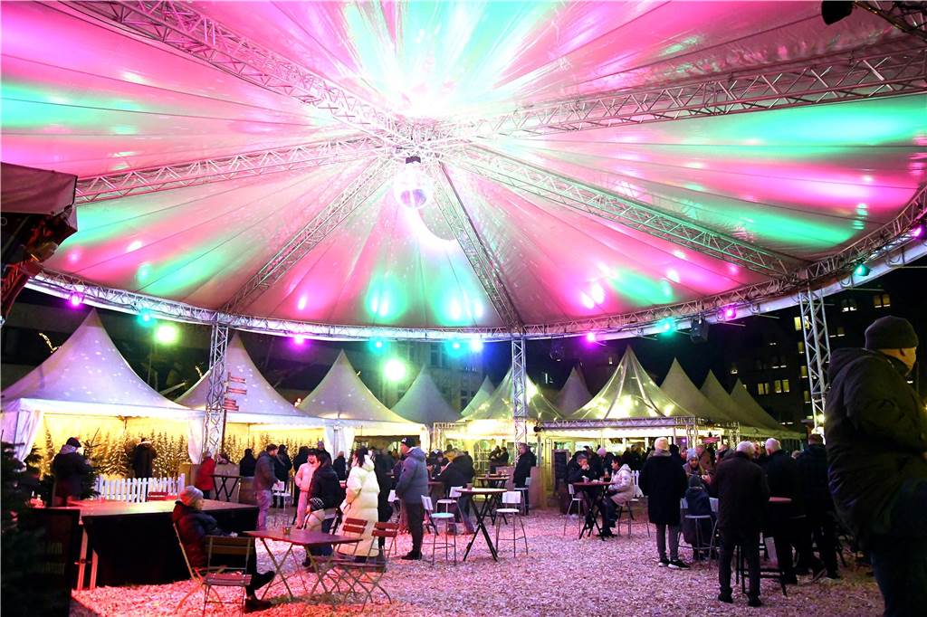 Weihnachtsdorf in der Altstadt: Die Künstler stehen schon fest Auch 2024 wird im Castroper Weihnachtsdorf auf dem Marktplatz wieder unter einem großen Schirm gefeiert werden.