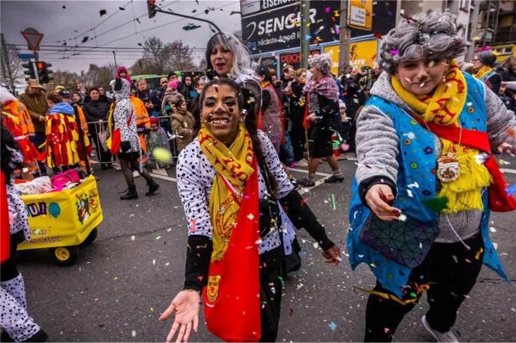 Karneval 2024: Partys, Umzüge und Kinderkarneval am Wochenende Zwei kostümierte Frauen posieren auf dem Rosenmontagszug.