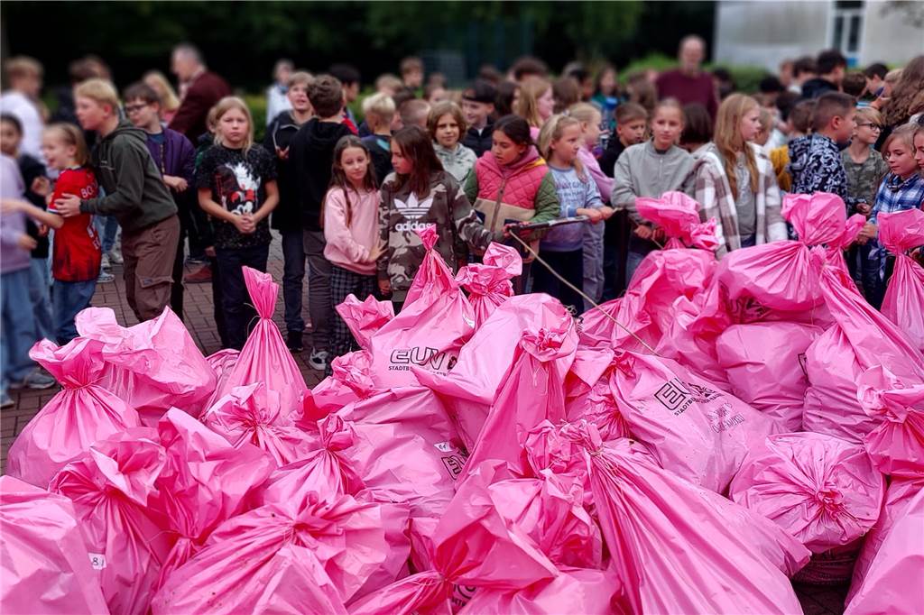 „Platzverweis dem Dreck“: Alle Infos zur großen Müllsammel-Aktion Auch 2025 dürften bei der gemeinsamen Aufräum-Aktion wieder zahlreiche pinke Müllbeutel zusammenkommen.