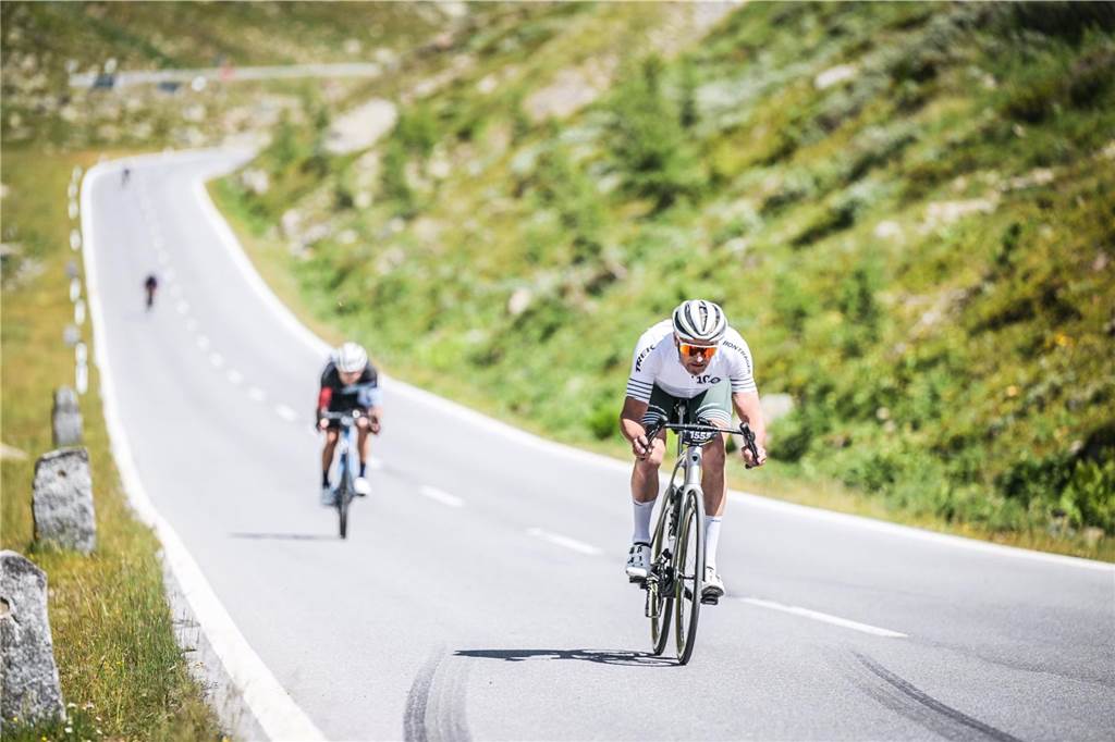 Christian Kühne fährt vier Alpenpässe und 5500 Höhenmeter an einem Tag Auch Abfahrten mit 100 km/h hat Christian Kühne schon hinter sich gebracht. Seine Spitzengeschwindigkeit liegt bei 99 km/h.