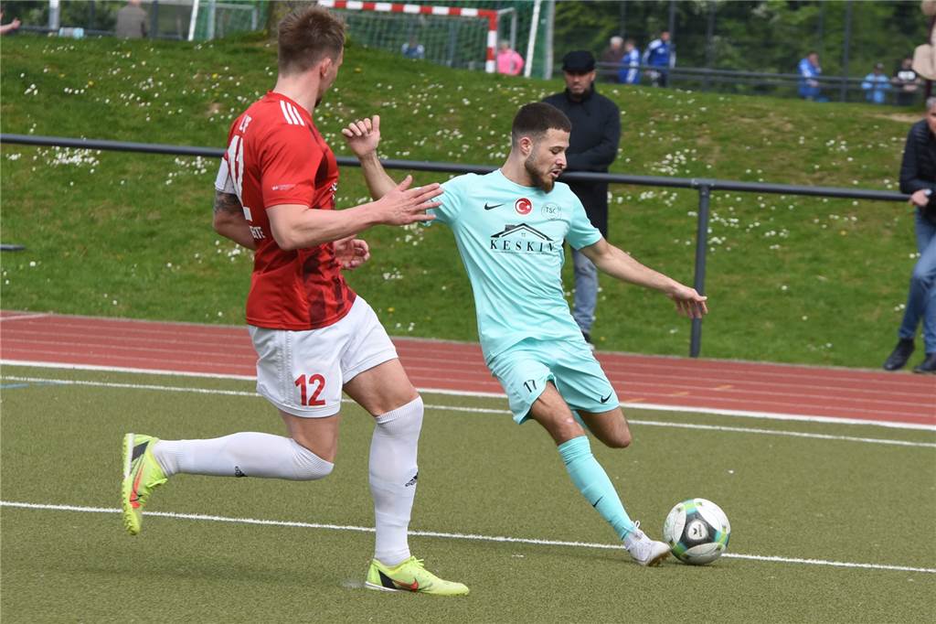 TSC Kamen: Spieler-Rauswurf und Schulden – „Die Hampelmänner glauben, sie seien etwas Besseres“ Auch Ahmet Acar (r.) gelang gegen Schwerte nicht viel. Auf ihn war in dieser Saison jedoch stets Verlass. In der nächsten Spielzeit ist er laut TSC-Coach Nail Kocapinar weiter an Bord.