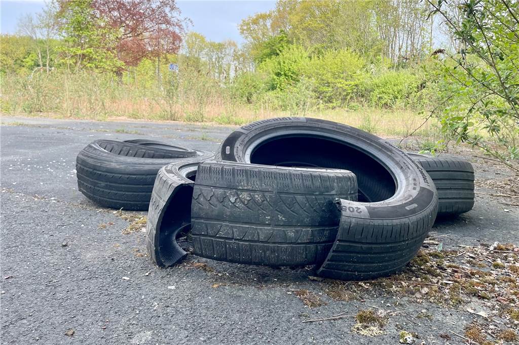Lost Place direkt am Rombergpark: kein Verbotsschild, kein Tor, aber Lebensgefahr Auch als Müllhalde wird der verlassene Bereich genutzt.