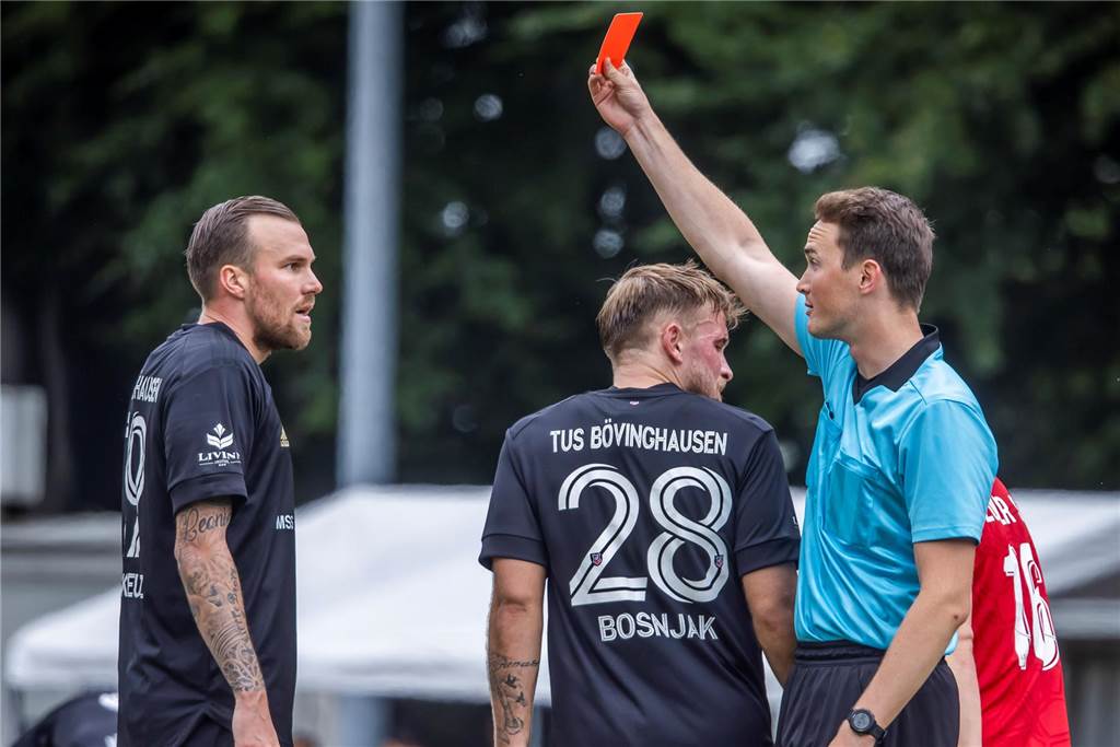Auch als Profi läuft da nicht alles rund. Hier sieht Großkreutz die Rote Karte in einem Testspiel gegen den Lüner SV. Er war mit einem Gegenspieler aneinandergeraten.