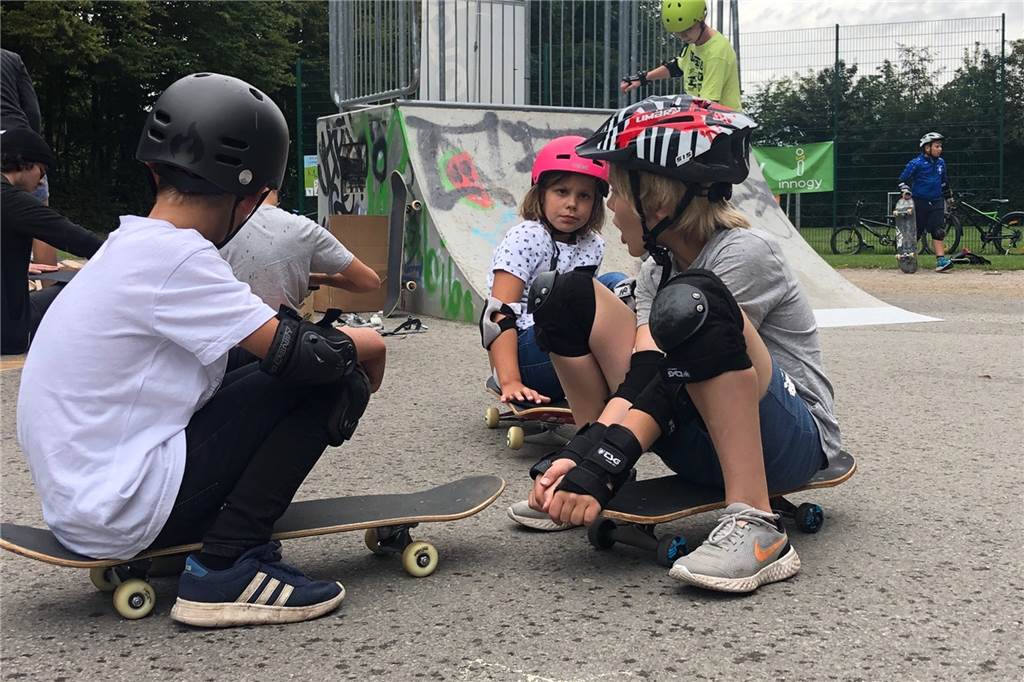 „Lernen muss nicht scheiße sein“ - Skateboard-Workshop heiß begehrt Auch als Sitzgelegenheit eignen sich die Skateboards.