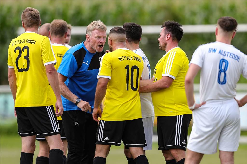 BW Alstedde steht sich gegen Vinnum selbst im Weg – Sorgen um Westfalias Doppelpacker Auch Alsteddes Co-Trainer Andreas Hermes stürmte nach dem Foul an Knappmann auf das Spielfeld.