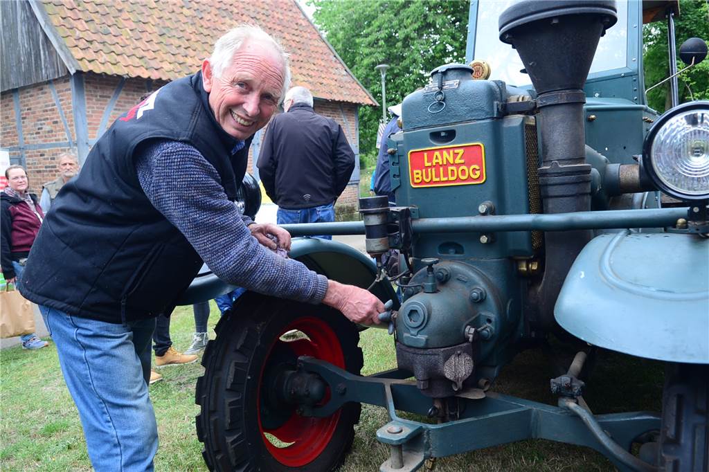 Beim Bauernmarkt in Vreden gab es spannende Einblicke in alte Technik Auch alte Traktoren gehörten dazu.