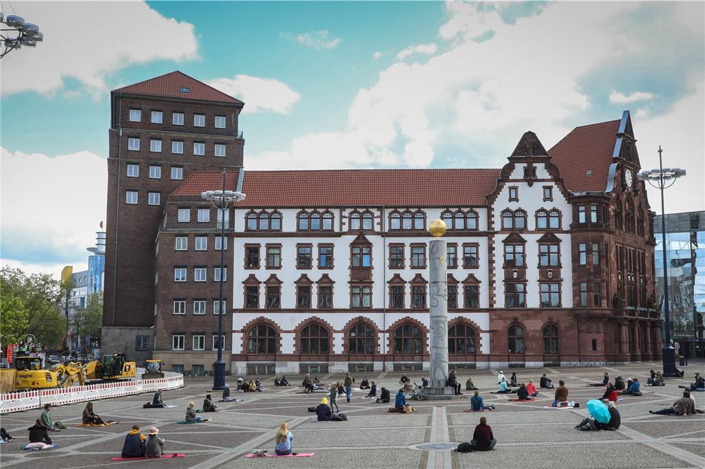 Auch am 1. Mai „meditierten“ Menschen auf dem Friedensplatz. Die Polizei sprach später Platzverweise aus.