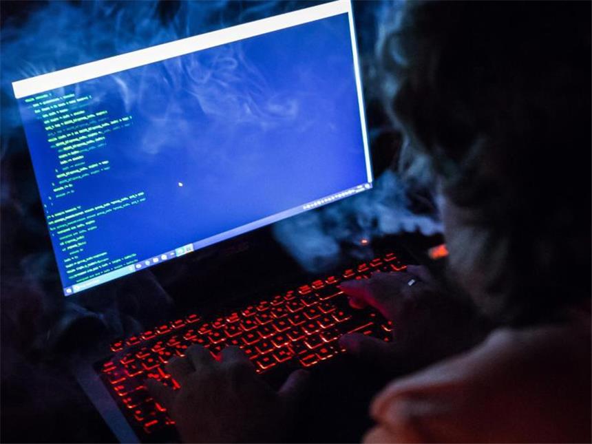 Cyberkriminalität im Job: Was im Ernstfall wichtig ist Auch am Arbeitsplatz kann es schnell zu Cyberkriminalität kommen. Foto: Silas Stein/dpa
