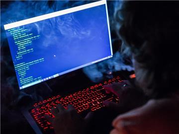 Auch am Arbeitsplatz kann es schnell zu Cyberkriminalität kommen. Foto: Silas Stein/dpa