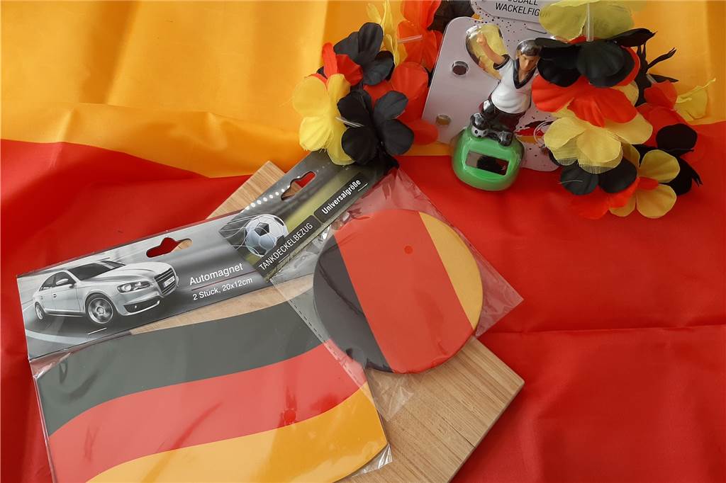 Auch am Auto lässt sich eindeutig kennzeichnen: Hier sind Fußballfans unterwegs.