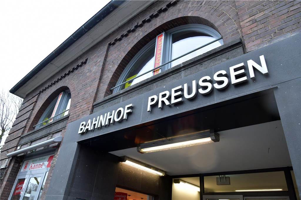 Bahnhöfe sollen ausgebaut werden: Hotspots, Radparkhäuser und Carsharing Bild vom Eingang des Bahnhof Preußen.