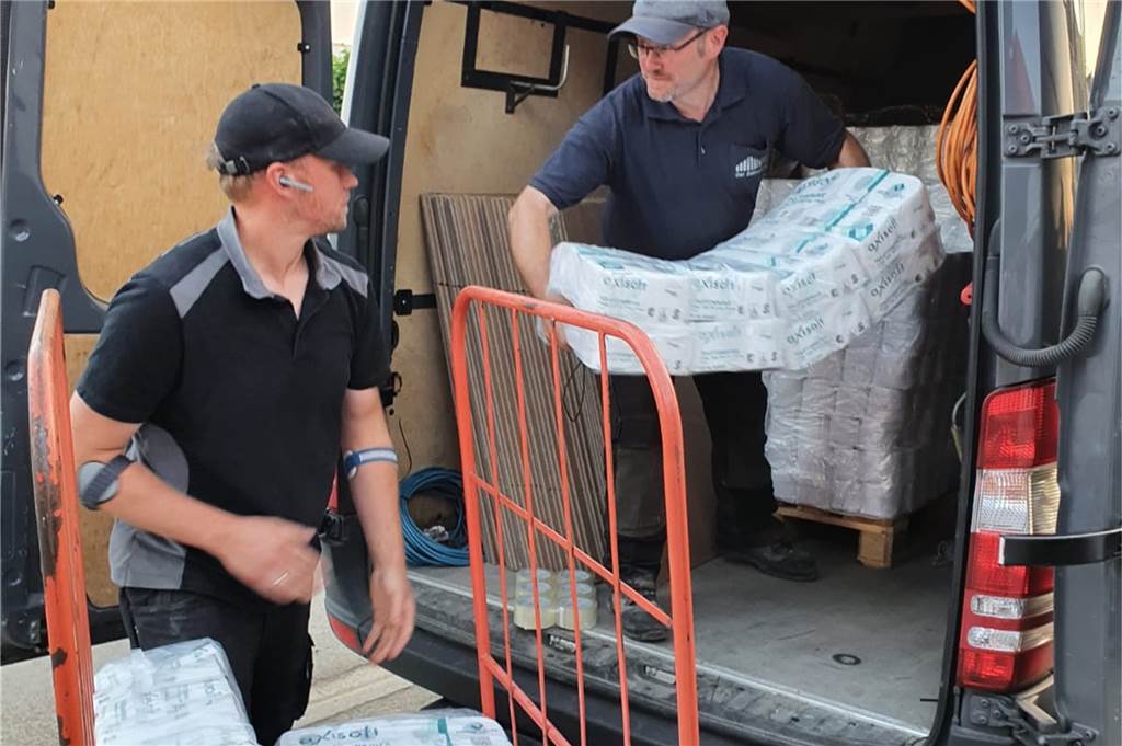 Auch am Dienstag, 20. Juli, fuhr Thomas Sprenger wieder ins Hochwassergebiet um Sachspenden zu bringen. Darunter Klopapier, Schubkarren, Schaufeln und Medikamente. Einen Duschwagen haben sie ebenfalls mitgebracht.