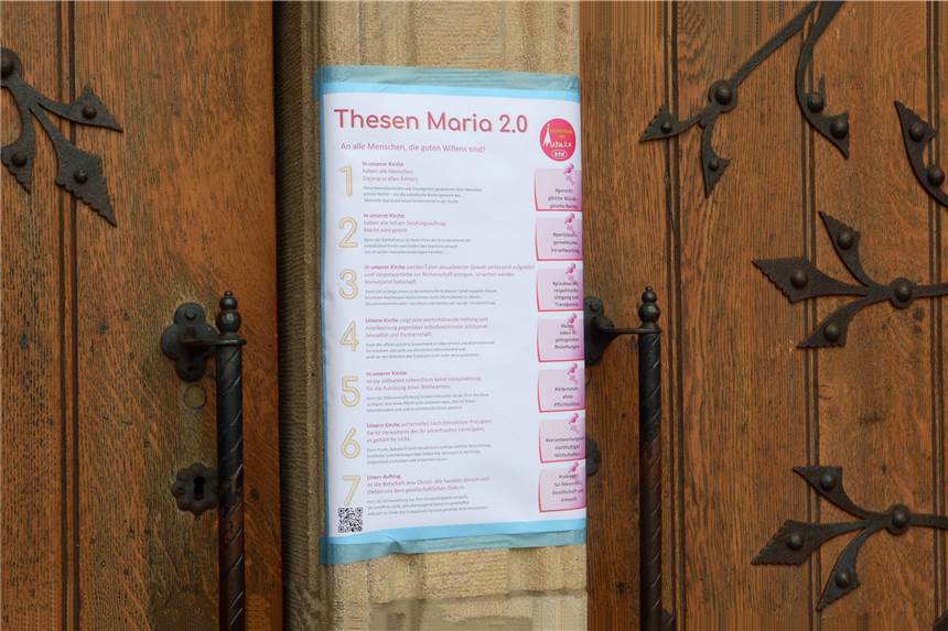 Thesen an Halterns Kirchentüren - Frauen verlangen Reformen Auch am Eingangstor der Sixtuskirche sind die Thesen der Frauengemeinschaft zu lesen.