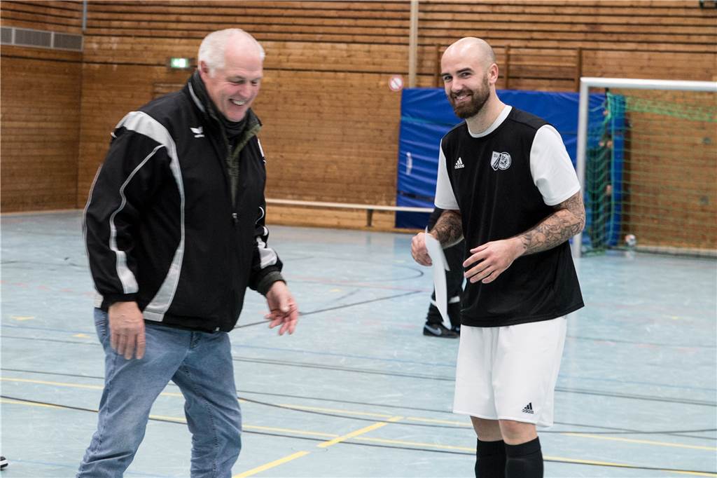 ETuS-Trainer Phillip Oligmüller genießt sein Comeback als Spieler Auch am Ende der Ü32-Stadtmeisterschaft in der Halle war Phillip Oligmüller (r.), der normalerweise nur noch an der Seitenlinie des ETuS Haltern steht, noch bester Laune.
