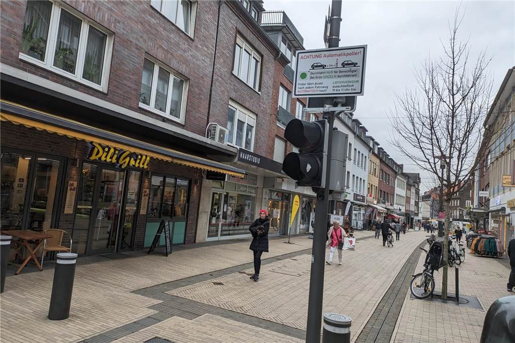 Fußgängerzone: Hochsicherheitspoller gehen in den Testbetrieb Auch am Essener Tor sind bereits Hinweisschilder auf die Hochsicherheitspoller installiert worden.