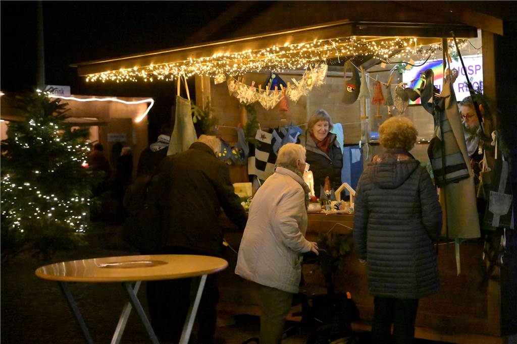Auch am frühen Abend strömten schon viele Menschen auf den Selmer Adventsmarkt.