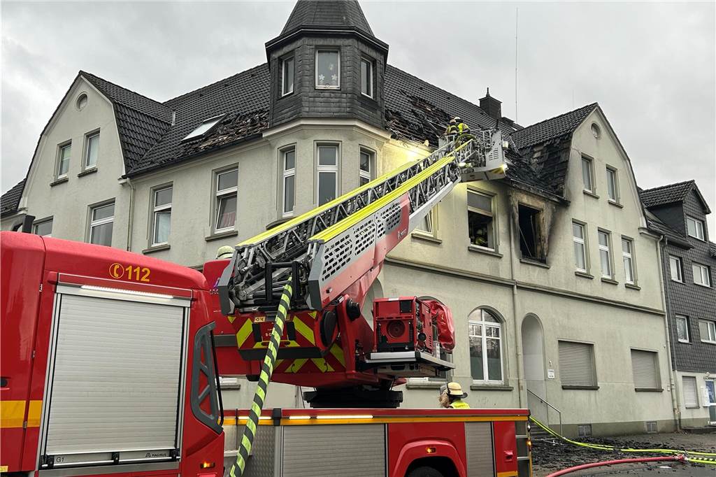 Mehrfamilienhaus nach Brand freigegeben: Brandursache weiter unklar Feuerwehr bei ihren Nachlöscharbeiten