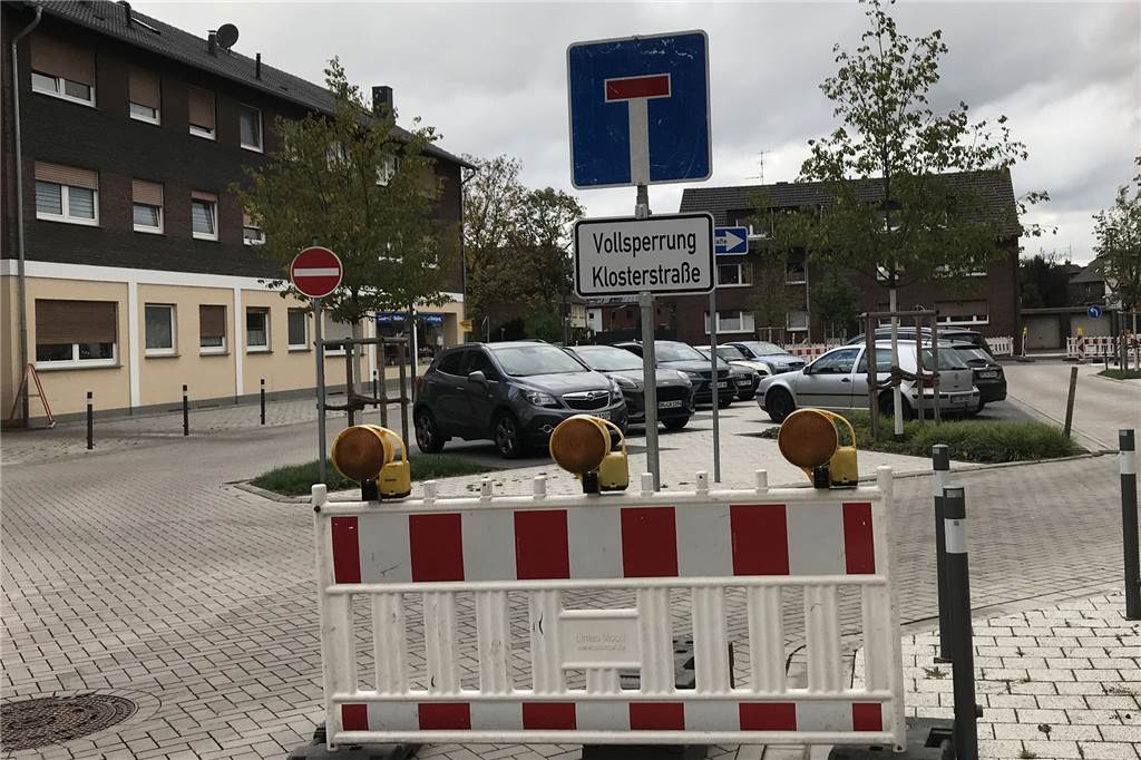 Großbaustelle Klosterstraße mit zwei Tagen Verspätung gestartet Auch am Georgplatz weisen Schilder den Durchgangsverkehr auf die Sackgasse hin.
