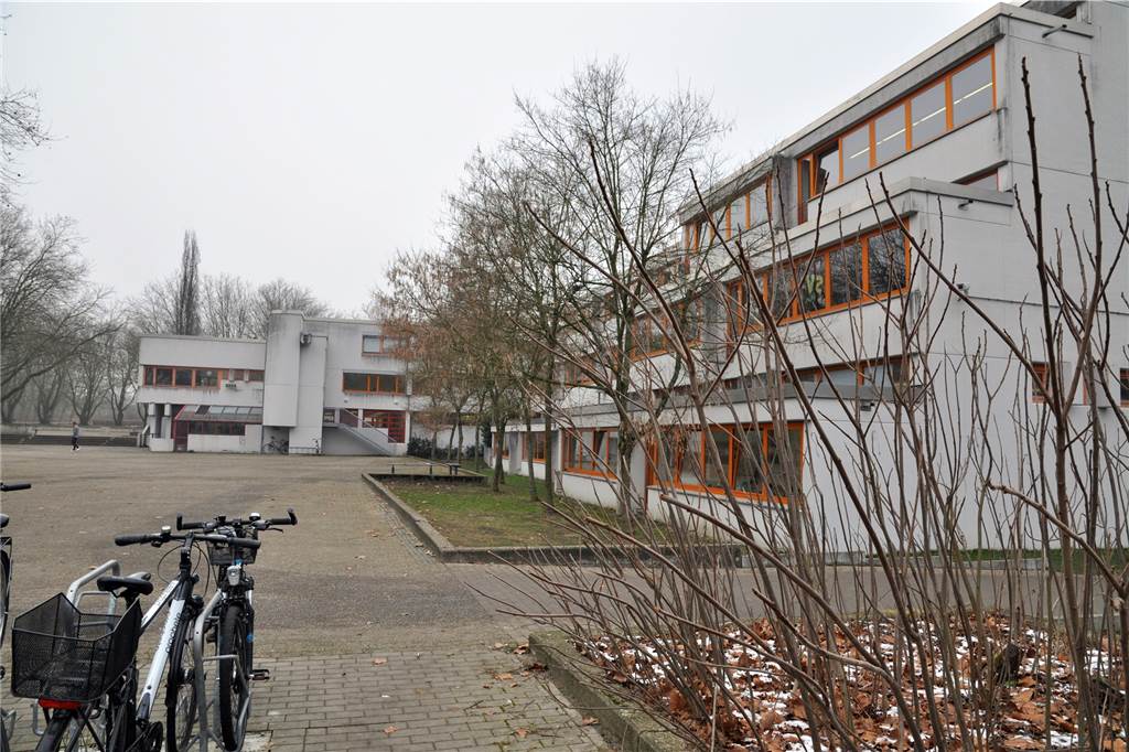 Abiturientinnen aus Lünen: Endlich Gewissheit, aber auch mehr Druck wegen Coronavirus Auch am Gymnasium Altlünen finden die Abiturprüfungen erst zwischen 12. und 25. Mai statt.