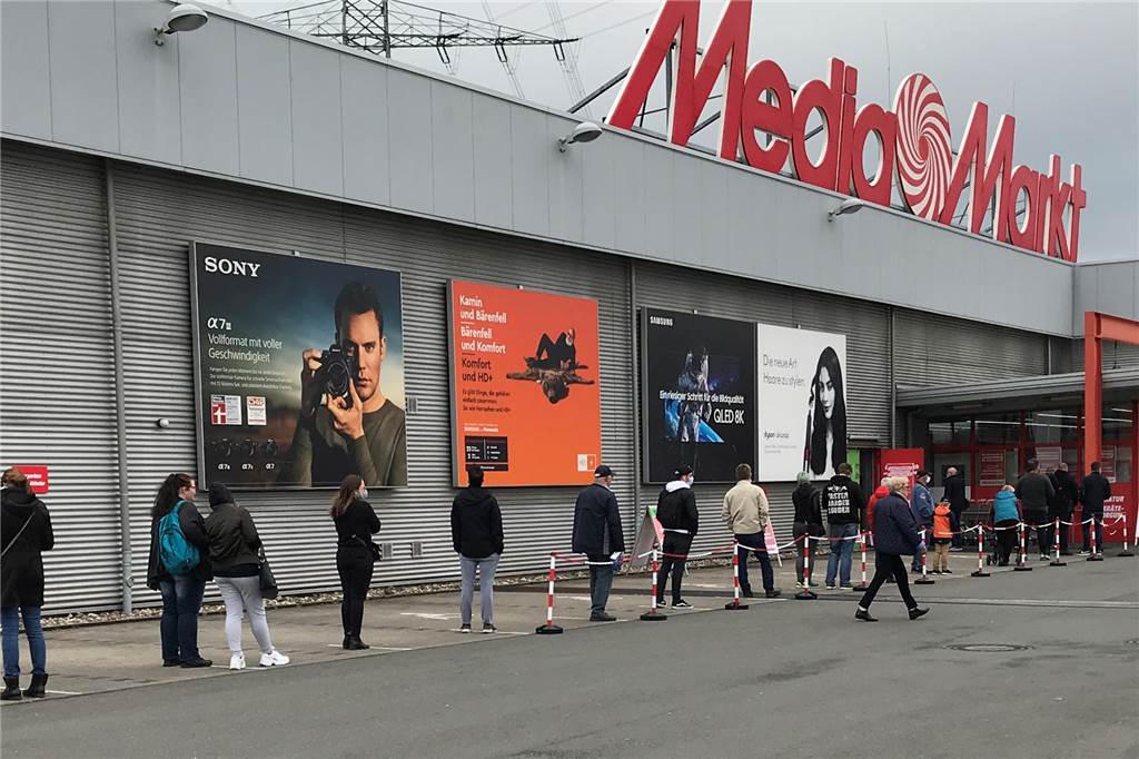 Schlange stehen wird in Castrop-Rauxel zum neuen Volkssport Auch am Mediamarkt standen am Montagmittag jede Menge Kunden in vorgeschriebenem Abstand an, um auf ihren Einlass zu warten.