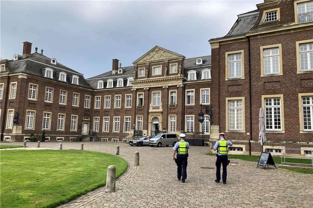 Besonderer Besuch im Schloss Nordkirchen: NRW-Kabinett sorgt für Aufsehen Auch am Mittwochmittag (16. August) herrschte noch Polizeipräsenz rund um das Schloss Nordkirchen.
