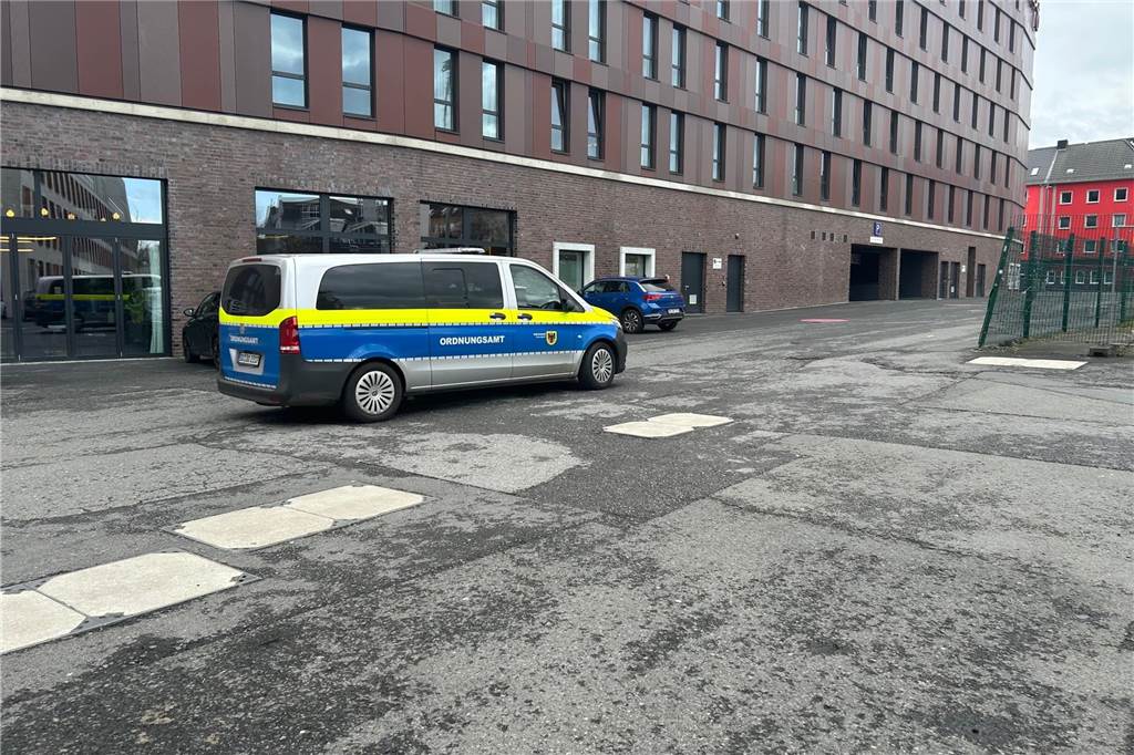 U-Turm-Gelände ist Hotspot für Falschparker: Immer wieder Abschleppaktionen Ein Auto des Ordnungsamtes.