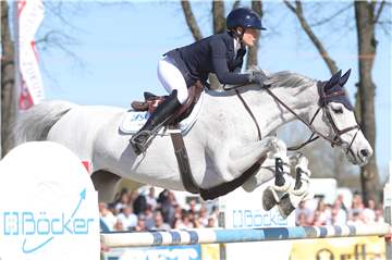 Auch am Montag gab es bei den Lenklarer Reitertagen nochmal hervorragenden Reitsport - mit einer strahlenden Siegerin Kaya Lüthi. Wir hatten die Kamera dabei und haben viele Bilder gemacht.