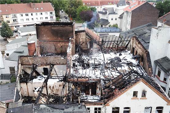 Großbrand in Oestrich: Nachlöscharbeiten dauern Montagnachmittag noch an