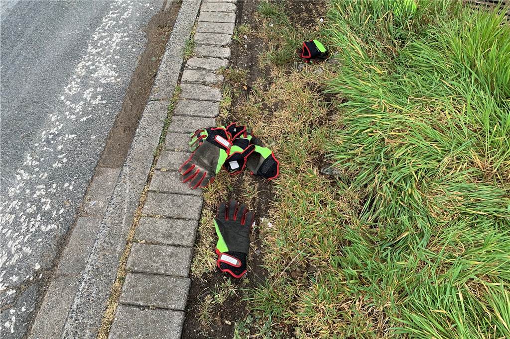 Schauplatz des Horror-Unfalls auf A2 bei Castrop-Rauxel am Tag danach Auch am nächsten Morgen gab es auf dem Parkplatz noch Spuren, die auf den Unfall hinwiesen. Neben Glasscherben und Autoteilen lagen auf der Wiese Handschuhe der Feuerwehr.