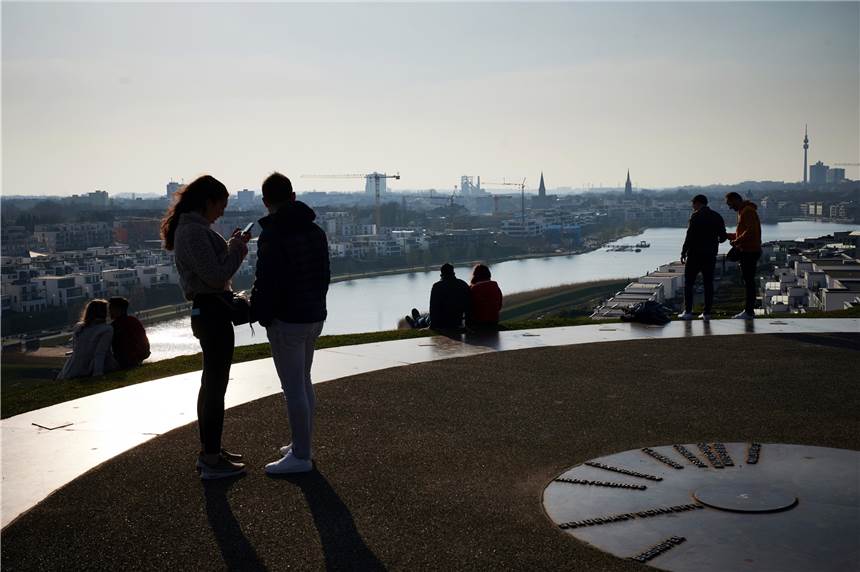 Mehr als 300 Coronavirus-Fälle und neues mobiles Test-Team in Dortmund Auch am Phoenix-See ist Abstand von anderen Menschen geboten.