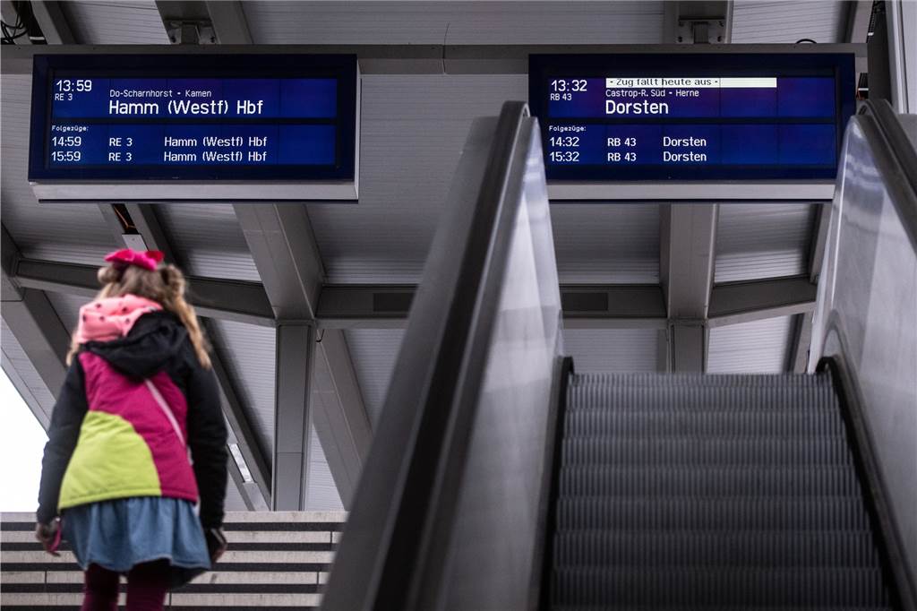 Bilanz zu Sturm Zeynep: 325 Feuerwehr-Einsätze - aber auch Erleichterung Auch am Samstag (19.2.) fallen am Dortmunder Hauptbahnhof noch viele Züge aus.