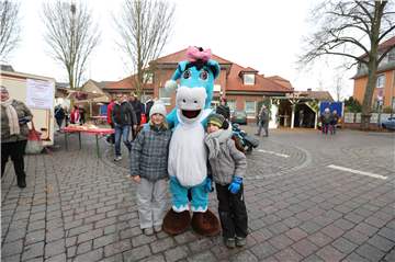 Auch am Sonntag, dem letzten Tag des Selmer Adventsmarktes, war Maskottchen Leni wieder unterwegs und erfreute die Besucher. Die Stimmung an den Ständen war großartig.