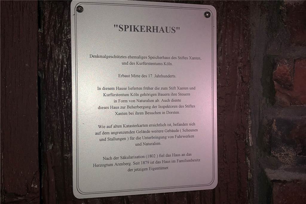 Hexenjagd und Sterneküche - auf Nachwächtertour mit Lisbeth Auch am Spikerhaus geht es bei der Nachwächtertour vorbei, wo einst die Steuern abgeliefert werden mussten.