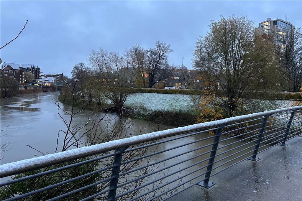 Auch am Ufer der Lippe auf dem Gras liegt der erste Schnee.