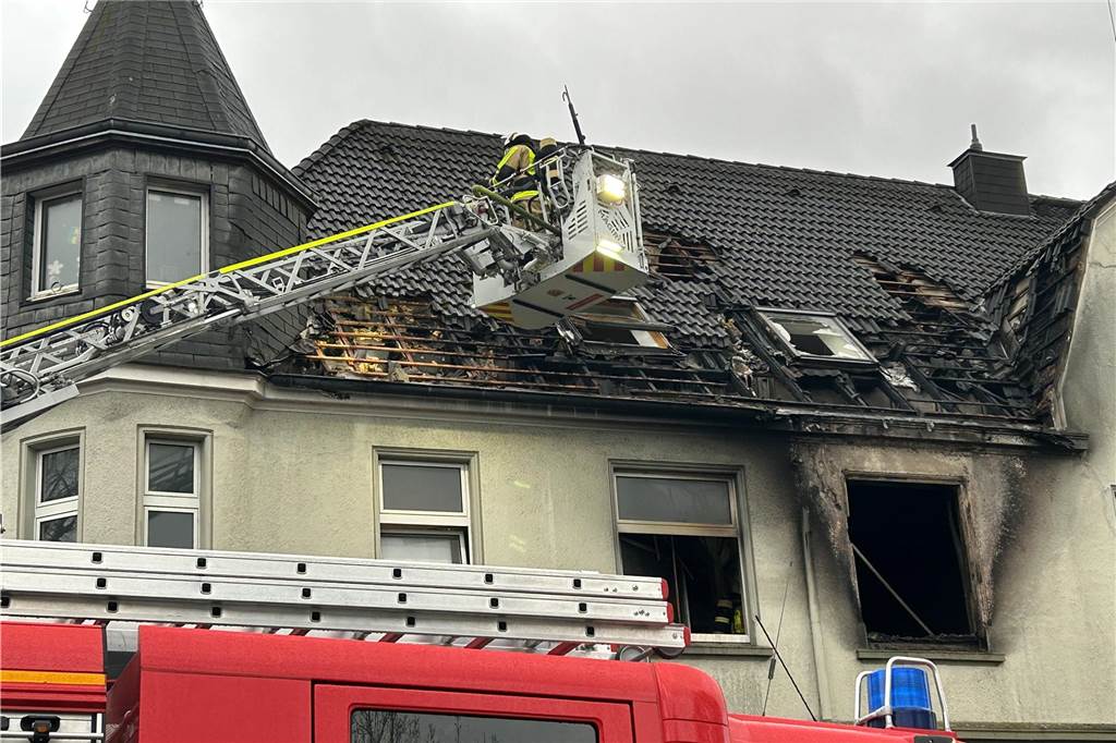 Großeinsatz der Feuerwehr: Brand in Mehrfamilienhaus in Niederaden Feuerwehrleute auf der Drehleiter.