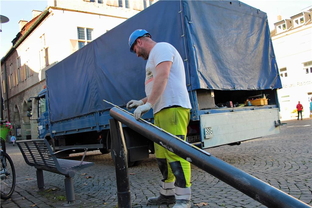 Defekte Straßenbeleuchtung in Werne: Wann geht hier wieder ein Licht auf? Auch am Werner Marktplatz musste am Donnerstag eine abgeknickte Straßenbeleuchtung repariert werden.