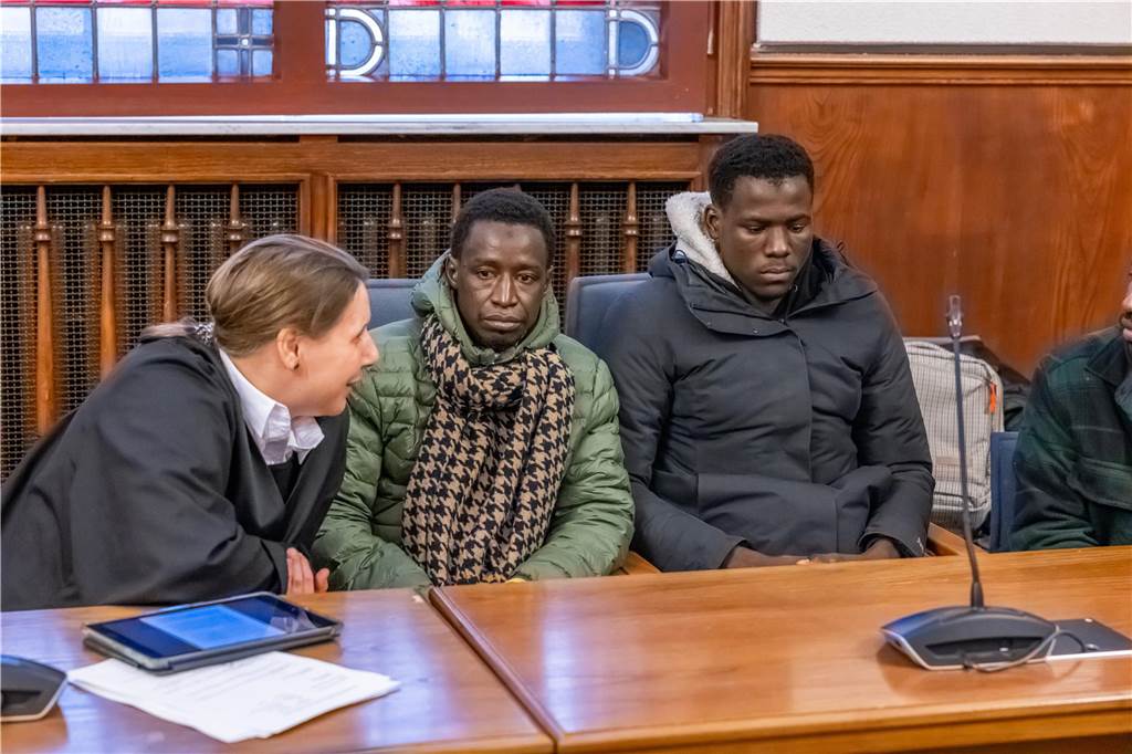 Tod von Mouhamed Dramé (16): „Irgendwann haben wir Schüsse gehört“ Auch am zehnten Prozesstag (3.4.) waren die Brüder Sidy (l.) und Lassana Dramé im Prozess gegen fünf Polizeibeamte im Landgericht Dortmund anwesend.