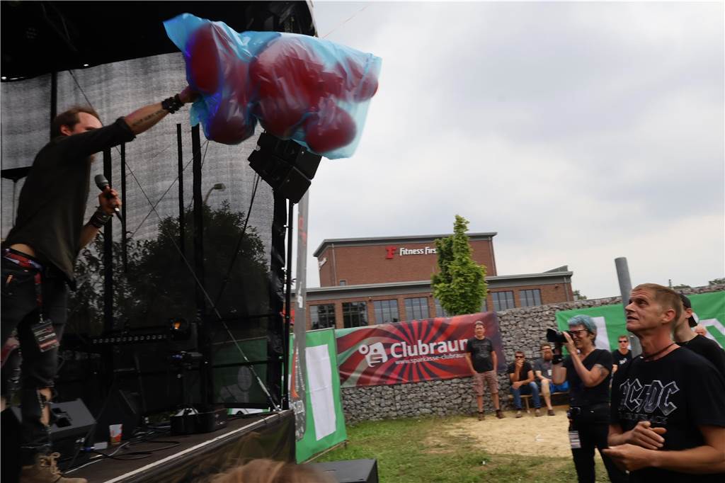 Auch am zweiten Tag (3.8.) des Red Balloon Festivals am Dorstener Leo wurde mit den Bands zusammen gefeiert.